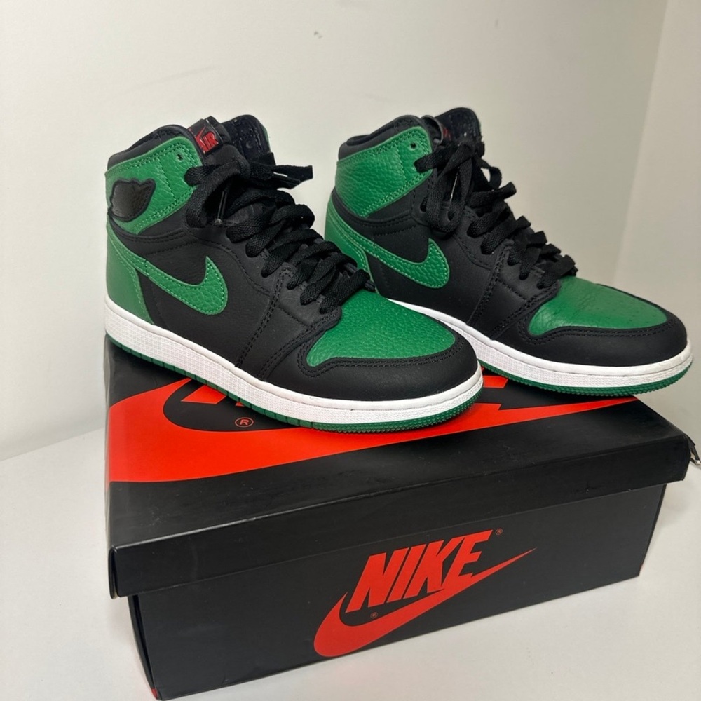 Nike Black and Green Sneakers